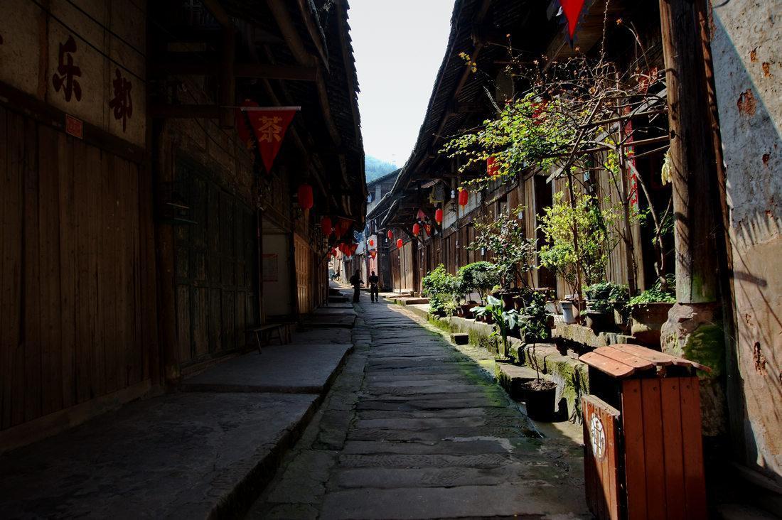 凰家看台|房地产的废墟里,八冠王在自救
